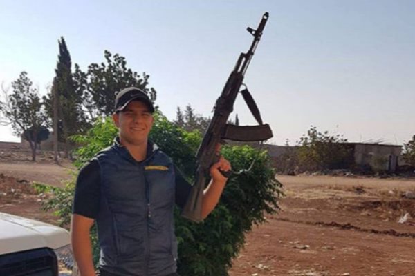 Мохамед позира с оръжие - тази снимка е камена в профила му в Инстагра.