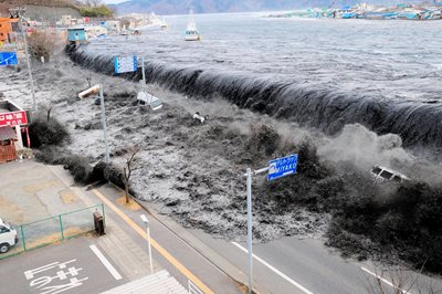 Цунами удря японски град в устието на р. Хейгава след земетресение с магнитуд 8,9 по Рихтер през 2011 г.