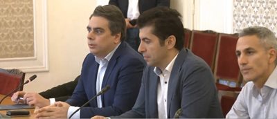 Асен Василев, Кирил Петков и Андрей Гюров са представителите на "Продължаваме промяната" на преговорите за ново правителство.