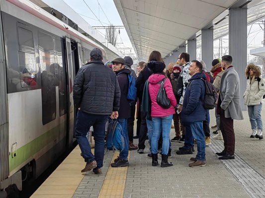 Много столичани останаха извън вагоните за влака за Перник заради големия брой желаещи да посетят празника Сурва.
СНИМКИ: ГЕОРГИ КЮРПАНОВ