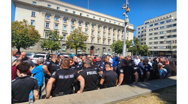 Полицаи протестират в подкрепа на Калин Стоянов
СНИМКИ: ГЕОРГИ ПАЛЕЙКОВ