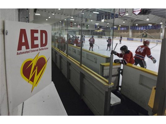 Мястото на автоматичния външен дефибрилатор е указано в зала за хокей на лед в Канада. 
СНИМКИ: РОЙТЕРС И "24 ЧАСА"
