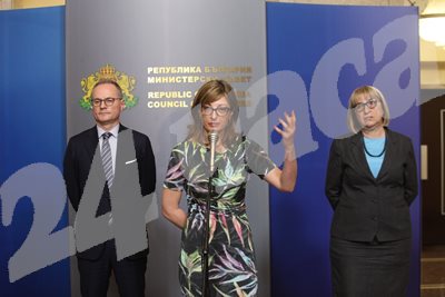 Вицепремиерът по правосъдната реформа Екатерина Захариева, шефа на Върховния касационен съд Лозан Панов (вляво) и министъра на правосъдието Цецка Цачева (вдясно). СНИМКИ: Румяна Тонева
