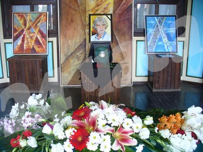 Траурният кът с картини и урната с праха на Никола Манев, подреден за погребението му днес в Чирпан. Сред картините има и от последните, които художникът изпратил в града СНИМКИ: Ваньо Стоилов