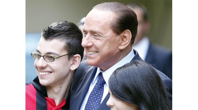 ШАНС: Берлускони се надява "росонерите" да вдигнат помръкналия му рейтинг. 
