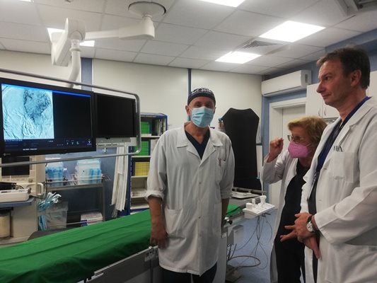Д-р Нурфет Алиоски, д-р Красимира Жекова и доц. Росен Калпачки (вдясно) разказаха за уникалния случай. На екрана вляво се вижда скенер на мозъка на жената от момента на установяване на инсулта. СНИМКИ: АВТОРЪТ