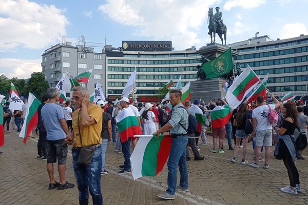Събралите се протестиращи против правителството
Снимки: Йордан Симеонов и Константина Костова 