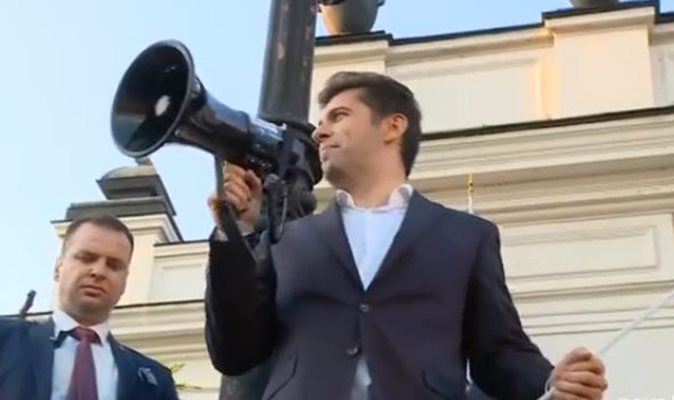 Кирил Петков, все още  премиер, говори пред протестиращи. Кадър Фейсбук