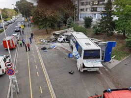 Автобусът с мигрантите, шофиран от Омар, помете полицейската патрулка на оживеното бургаско кръстовище “Трапезица”.