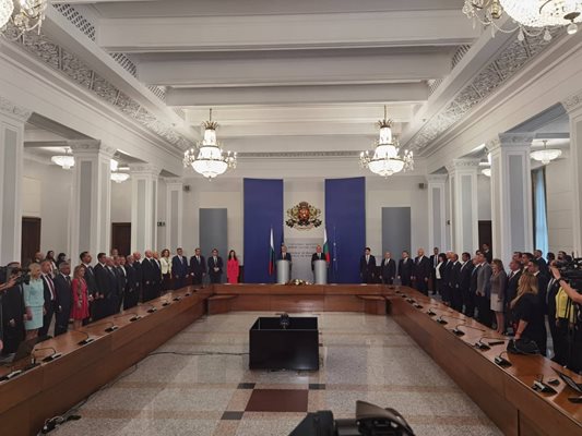 Служебното правителство издава властта на кабинета "Денков-Габриел"