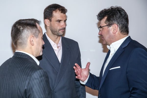 Предприемачът Елвин Гури (вляво) и един от най-емоционалните фенове на българския тенисист - Николай Марев, изпълнителен директор на пенсионен фонд “Доверие”