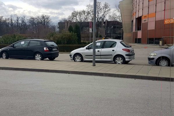 Неправилно паркирали коли около залата се сдобиха с фишове на прозорците.