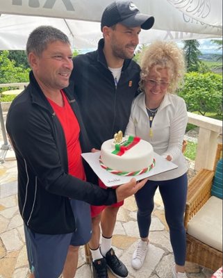 Торта с цветовете на трибагреника получи за рождения си ден вчера Григор Димитров. Той празнува в компанията на родителите си и на приятелката си в Хасково.
СНИМКА: ФЕЙСБУК ГРУПА НА “ТЕНИС КАФЕ”