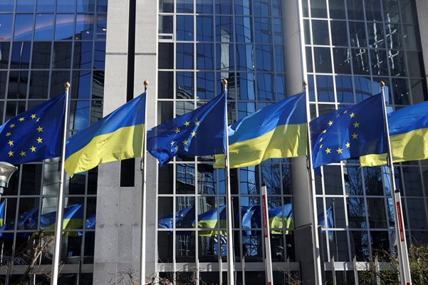 Знамената на ЕС и Украйна се веят пред сградата на Европейския парламент в Брюксел.