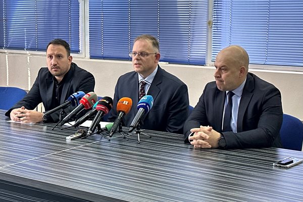 Прокурорите Димитър Костов и Атанас Илиев и шефът на пловдивската полиция старши комисар Васил Костадинов (от ляво надясно).