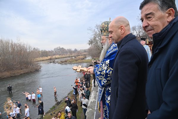 Митрополит Николай ще отслужи Великия Богоявленски водосвет на брега на река Марица срещу Водната палата в понеделник) в 12,30 часа.