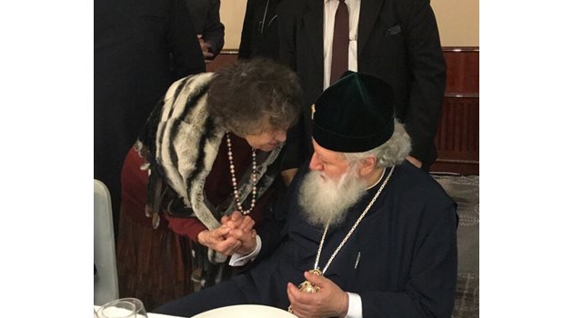 Великата Стоянка Мутафова бе сред гостите на 72-ия рожден ден на патриарх Неофит в хотел “Маринела”. Актрисата отиде лично, за да целуне ръка на Негово Светейшество, двамата си поговориха на четири очи. На рождения си ден патриархът освети нов храм.