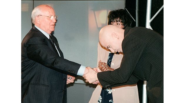 Михаил Горбачов е гост в “Шоуто на Слави” на 7 май, 2002 г.