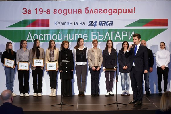 Премиерът Кирил Петков връчи голямото отличие на златните медалисти на България от олимпиадата в Токио.