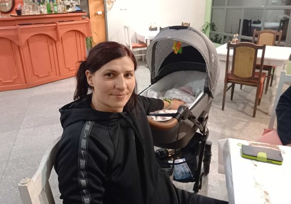 Стойка Кръстева с количката с родената на 13 юли Цветелина.
Снимки: Авторът