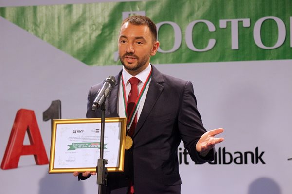 Заради работата си Антон Хекимян е избран за достоен българин в кампанията на “24 часа” през 2020 г.