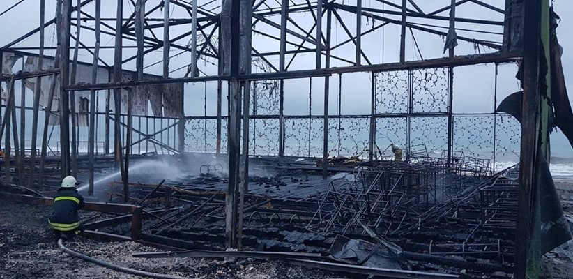 Пламъците са унищожили напълно бившата дискотека на Северния плаж в Бургас.
