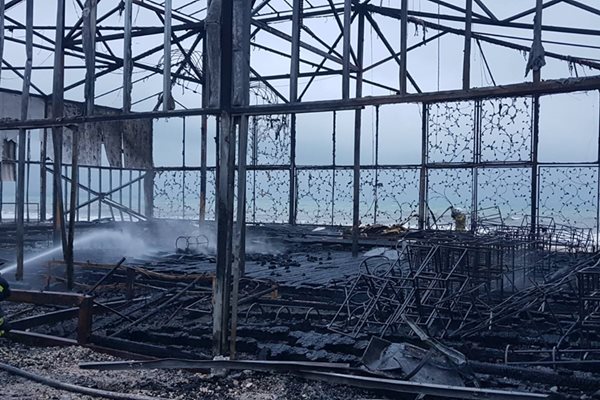 Пламъците са унищожили напълно бившата дискотека на Северния плаж в Бургас.