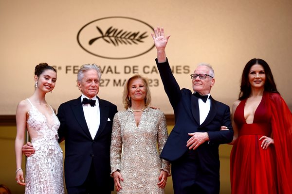 Майкъл Дъглас, Катрин Зита-Джоунс, дъщеря им Кари, генералният делегат Тиери Фремо и президентът на филмовия фестивал в Кан Ирис Кноблох позират заедно