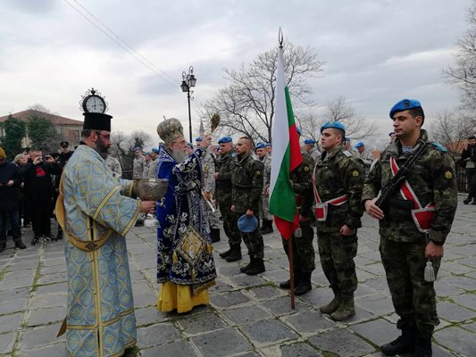 Митрополит Николай освещава бойните знамена.