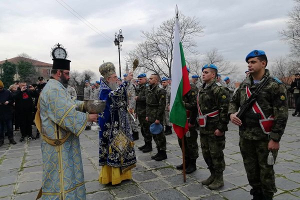 Митрополит Николай освещава бойните знамена.