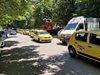Жълти коли на протест пред полицията в Търново след катастрофа, в която загина таксиджия