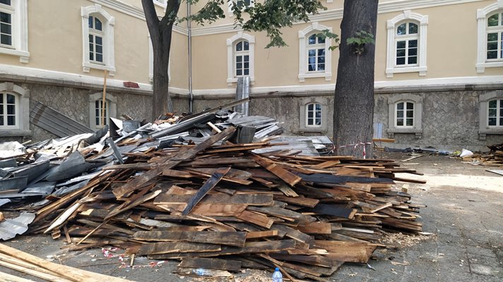 Цели камари от гради и ламарини са струпани в двора на Хуманитарната гимназия в Пловдив.