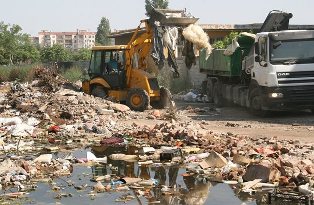 Фадроми редовно изгребват боклуците от "Столипиново", но камарите продължават да никнат