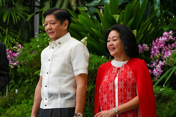 Президентът на Филипините Фердинанд Маркос-младши и съпругата му Луис Аранета-Маркос присъстват на церемонията.