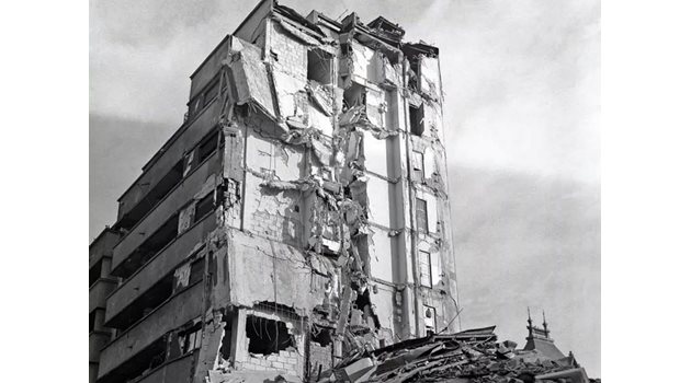 Разрушен блок в Букурещ след земетресението във Вранча на 4 март 1977 г.