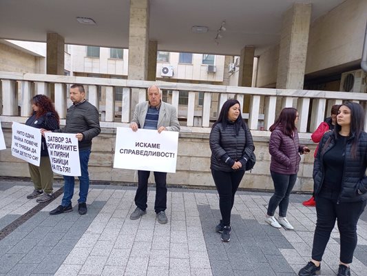 Родителите на загиналата дете и техни близки протестираха пред Съдебната палата в Пловдив.
СНИМКА: Ваня Драганова.