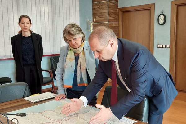 Развитието на инфраструктурата в България обсъдиха вицепремиерът и министър на регионалното развитие и благоустройството в оставка Гроздан Караджов и европейският комисар по сближаване и реформи Елиза Ферейра