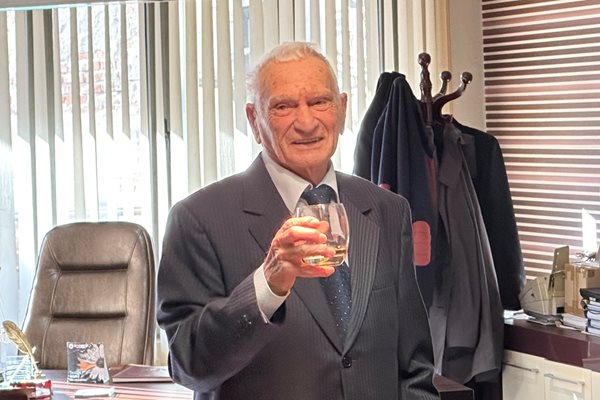 Адвокат Димитър Будаков вдигна тост на 90-ия си рожден ден.