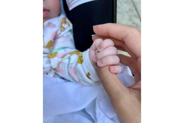 Нур Алфала пусна снимка на ръчичката на сина си от Ал Пачино в инстаграм.