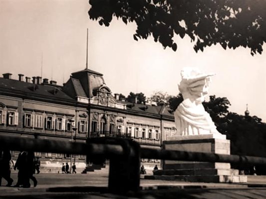 Статуята на Републиката е издигната на пиедестал точно срещу царския дворец, но през 1948 г. столичната управа я премахва