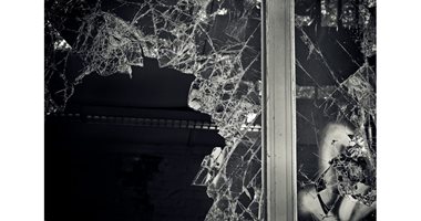 Младеж разби прозорци на къща и на два автомобила в  Съединение