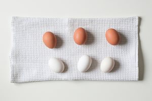 Нидерландските супермаркети преминават към по-евтини и по-екологични бели яйца