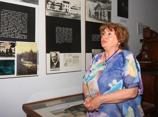 Йорданка Костова показва в музея стари снимки на сградата.