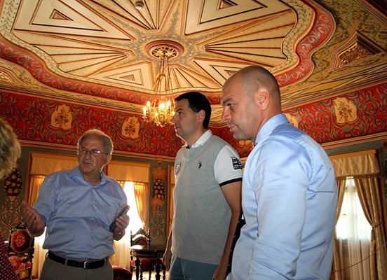 Реставраторът Джовани Димитров /вляво/ обяснява на кмета Иван Тотев как са възстановявали старината.