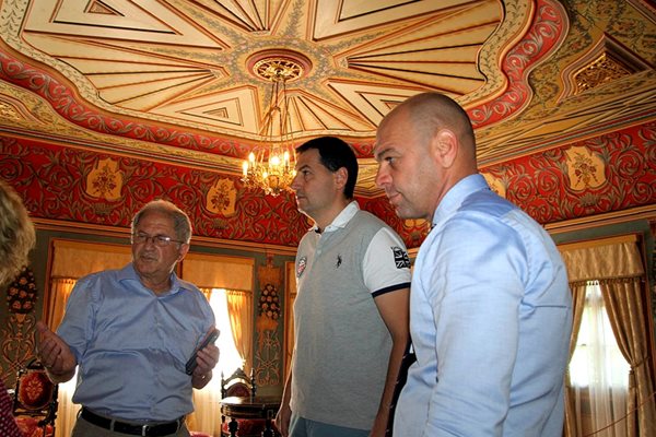 Реставраторът Джовани Димитров /вляво/ обяснява на кмета Иван Тотев как са възстановявали старината.