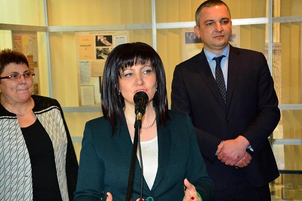 Цвета Караянчева и кметът на Варна Иван Портних бяха сред гостите във варненската библиотека. СНИМКА: Авторката