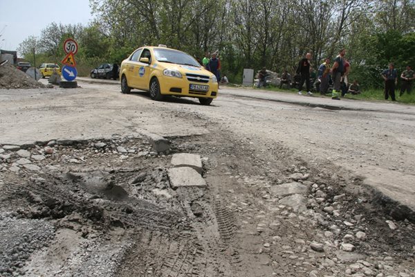 В огромните ями всеки ден се разбиват автомобили.