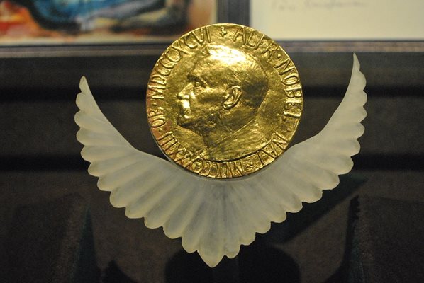 В месеца на Нобеловите награди България отново няма предложение