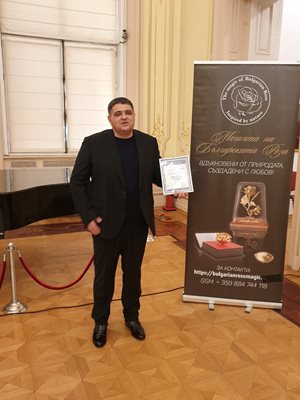 В края на февруари кметът на Забърдо Валентин Черпоков получи награда от “Дестинация България” за оригиналните празници, на които кани дипломати от години.
