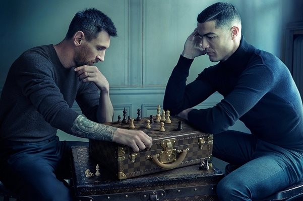Меси (вляво) и Роналдо играят шах в рекламата.
СНИМКА: Annie Leibovitz